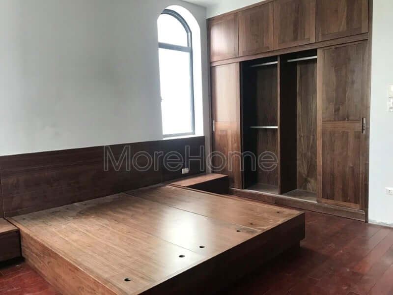 Bạn yêu thích vẻ đẹp cũng như chất lượng của nội thất gỗ óc chó thì đừng nên lỡ mẫu thiết kế tủ quần áo gỗ đẹp này Mẫu tủ quần áo biệt thự cho phòng ngủ