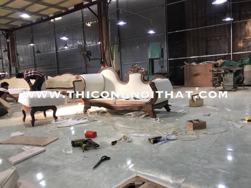 Nội thất Morehome đã sử dụng những năm kinh nghiệm của các đội thợ để hoàn thành một mẫu sofa tân cổ điển bằng gỗ óc chó kết hợp với bọc nỉ cao cấp.